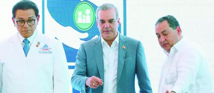 Daniel Rivera, el presidente Luis Abinader y Mario Lama.  josé de león