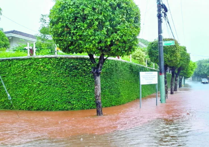 meabilización del suelo sumada a la obstrucción de filtrantes    genera cúmulo agua.