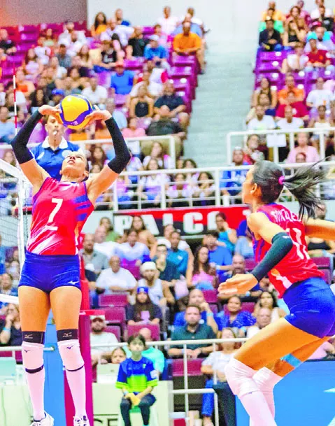 Niverka Marte acomoda una bola durante partido de ayer.