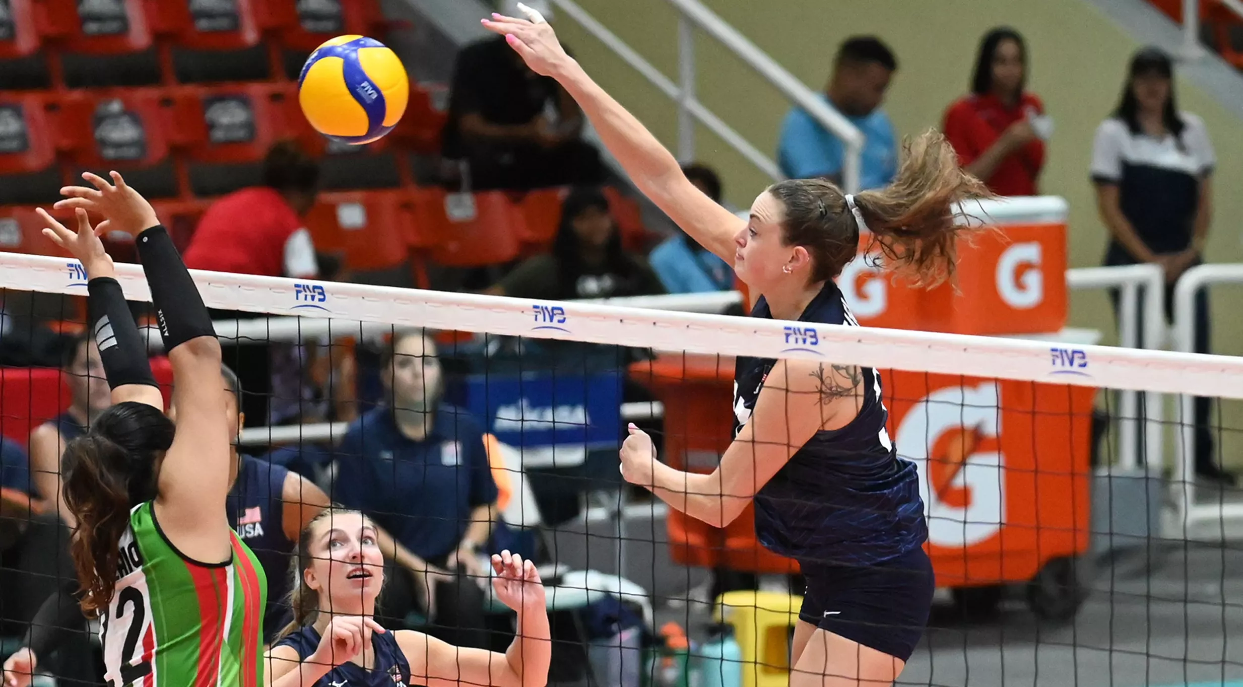 Acción del partido  entre México y Estados Unidos   en  la continuación del Final Six que se juega en Palacio del Voleibol Gióriver Arias  del Centro Olímpico Juan Pablo Duarte.   fuente externa