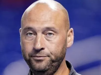 Derek Jeter vendió sus acciones de los Marlins en   2022.