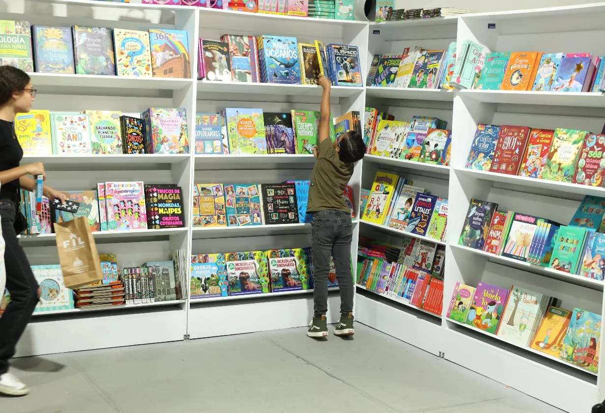 Un infante trata de alcanzar una de las obras para comprarla en el pabellón Lexus Kids. Duani Núñez