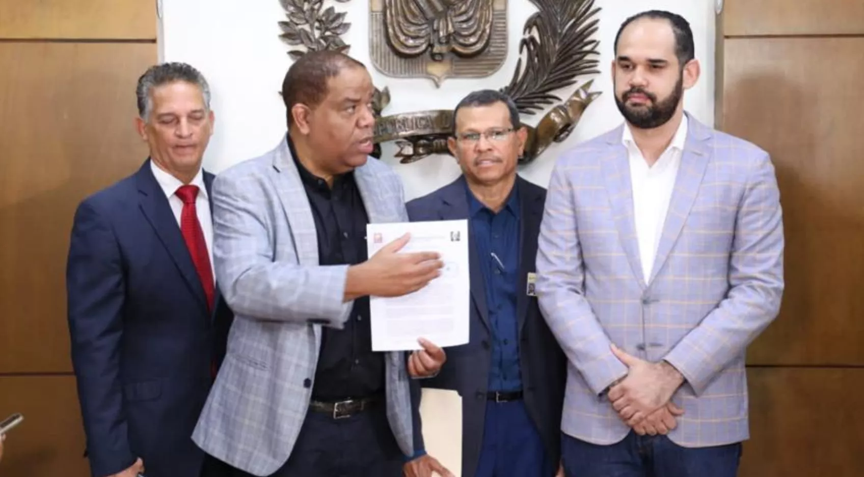 Danilo Díaz y otros miembros del PLD acudieron ayer ante la JCE y pidieron que se declare inadmisible el padrón del PRM.