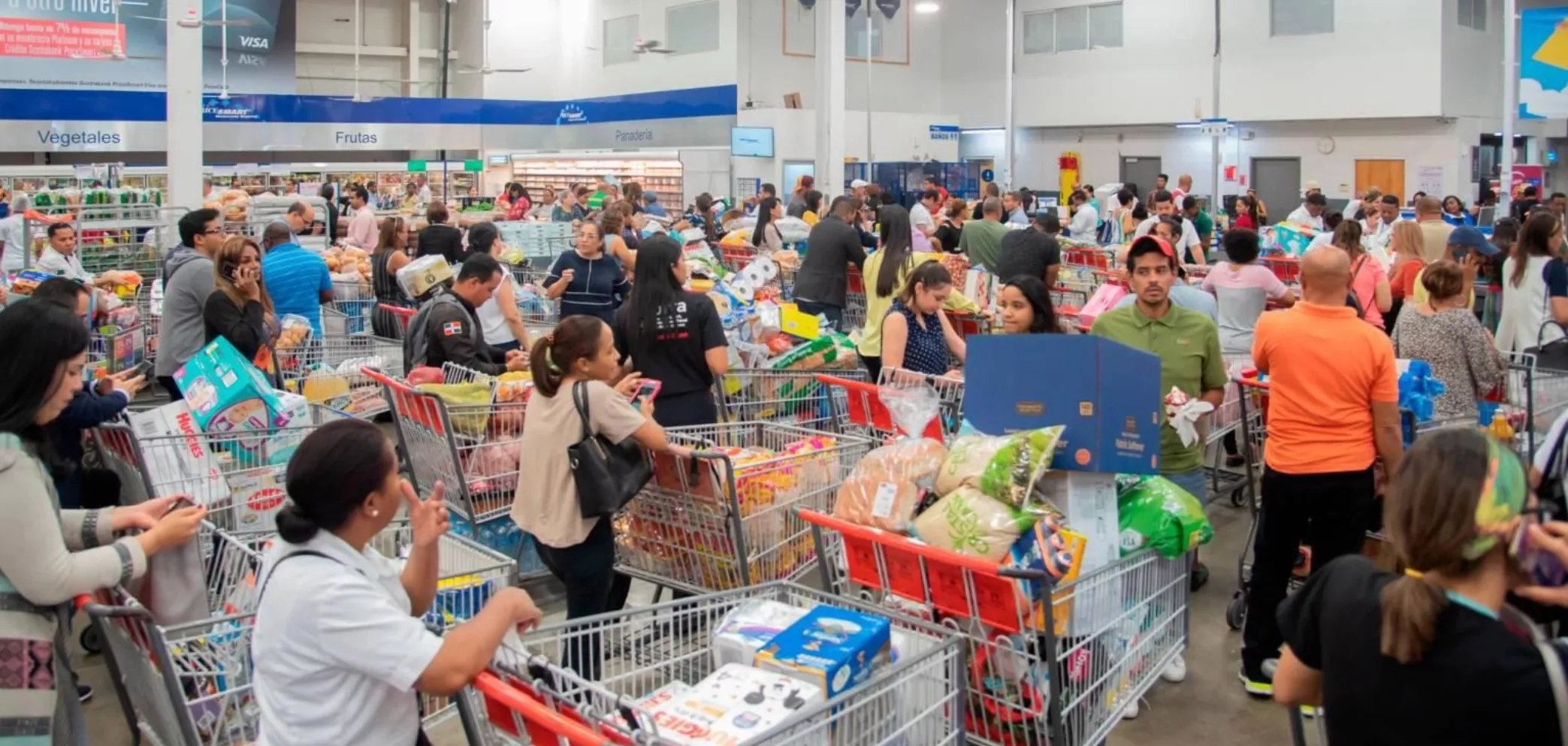 Como de costumbre la gente salió a los centros comerciales  en busca de surtirse de artículos    ante la posibilidad de no poner salir o que se registre escasez.