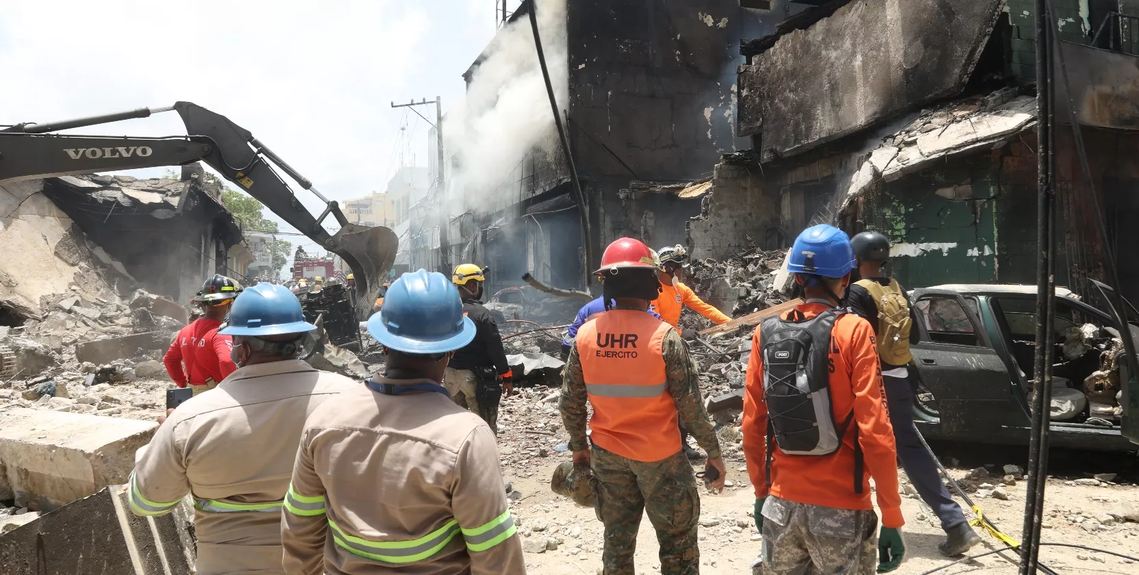 Organismos de socorro trataban de enfriar el  edificio dela  empresa textil para poder en su labor de rescate.  Elieser tapia