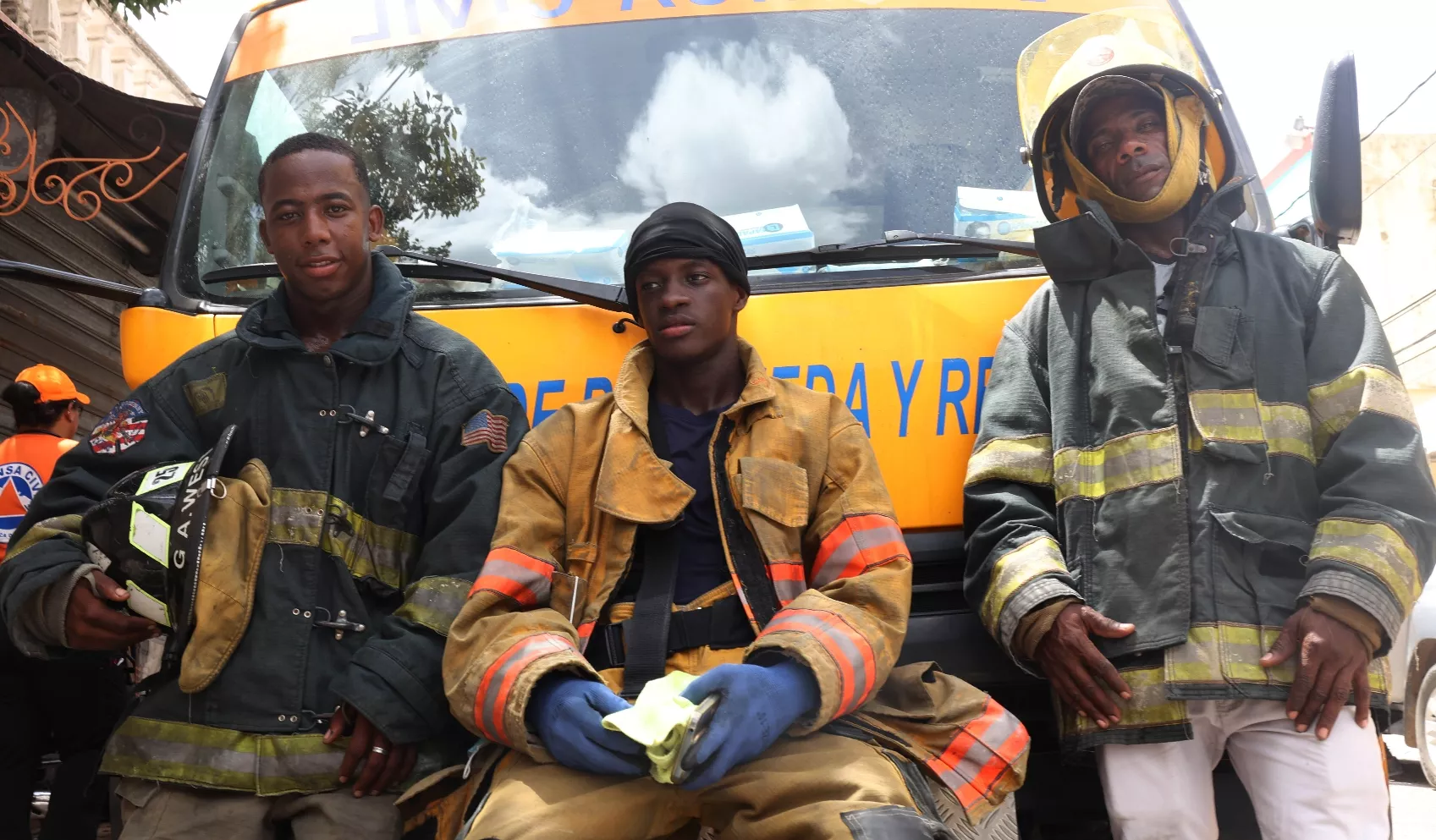 Miembros del Cuerpo de Bomberos de San Cristóbal han pasado días de mucho trabajo tras la tragedia.  Elieser tapia