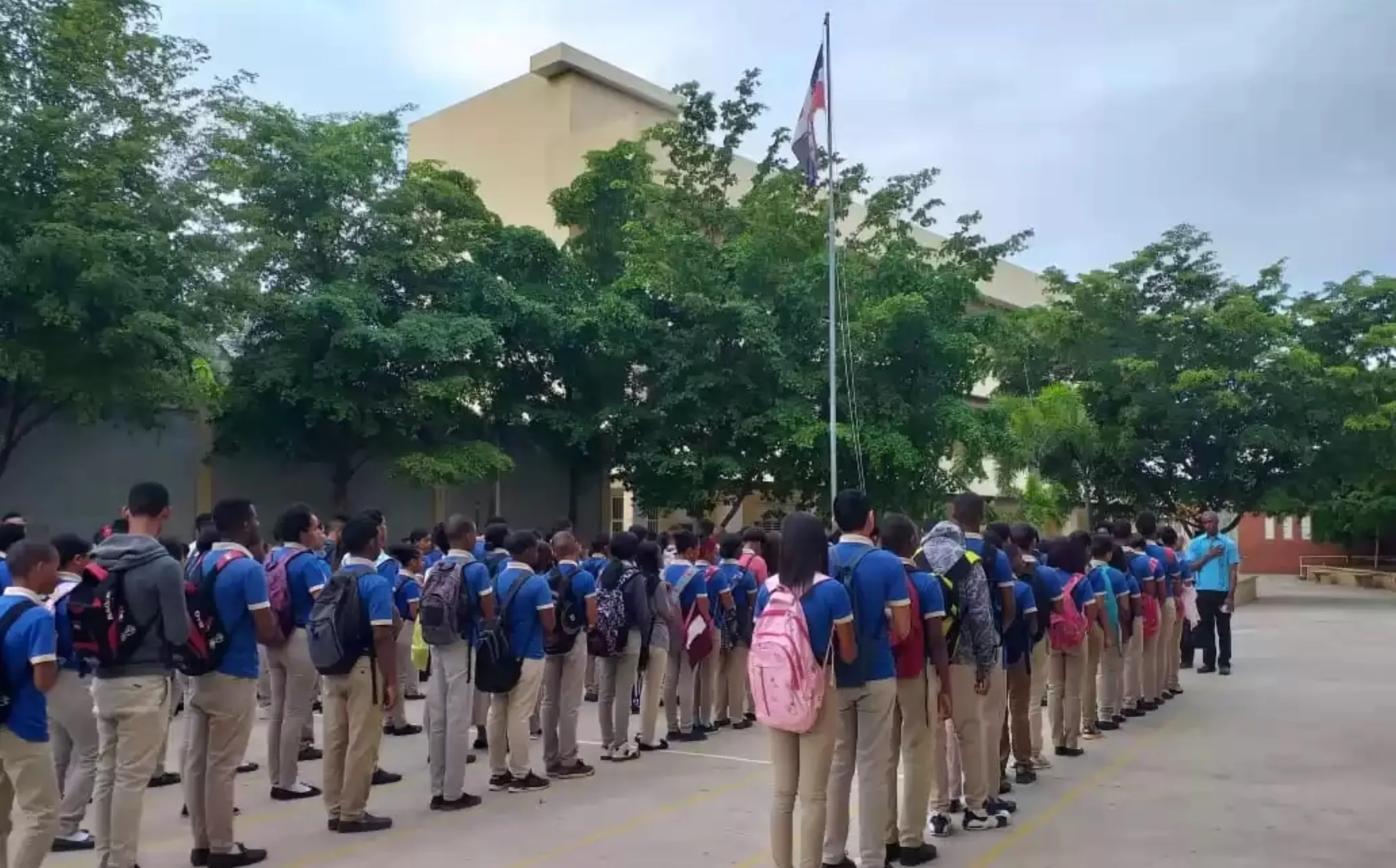 Como es tradición, los planteles educativos comienzan el día y año escolar rindiendo culto a la bandera dominicana,  símbolo patrio.