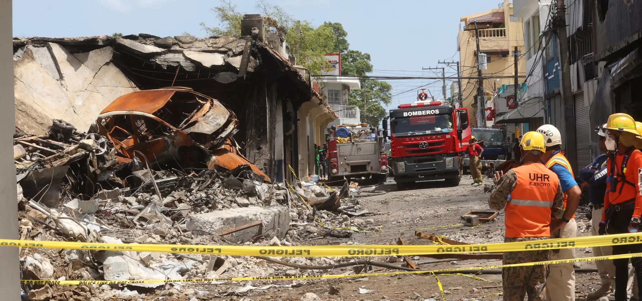El Cuerpo de Bomberos y las unidades de rescate se encontraban ayer en levantamiento de escombros de la escena.  Elieser tapia