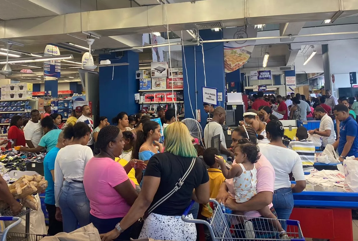 Familias acuden a comercios a comprar los útiles escolares.   eymi silvestre