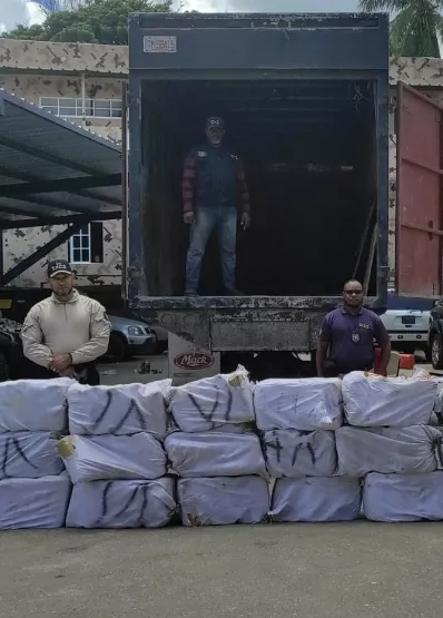 Un haitiano que conducía el camión  con la droga escapó.