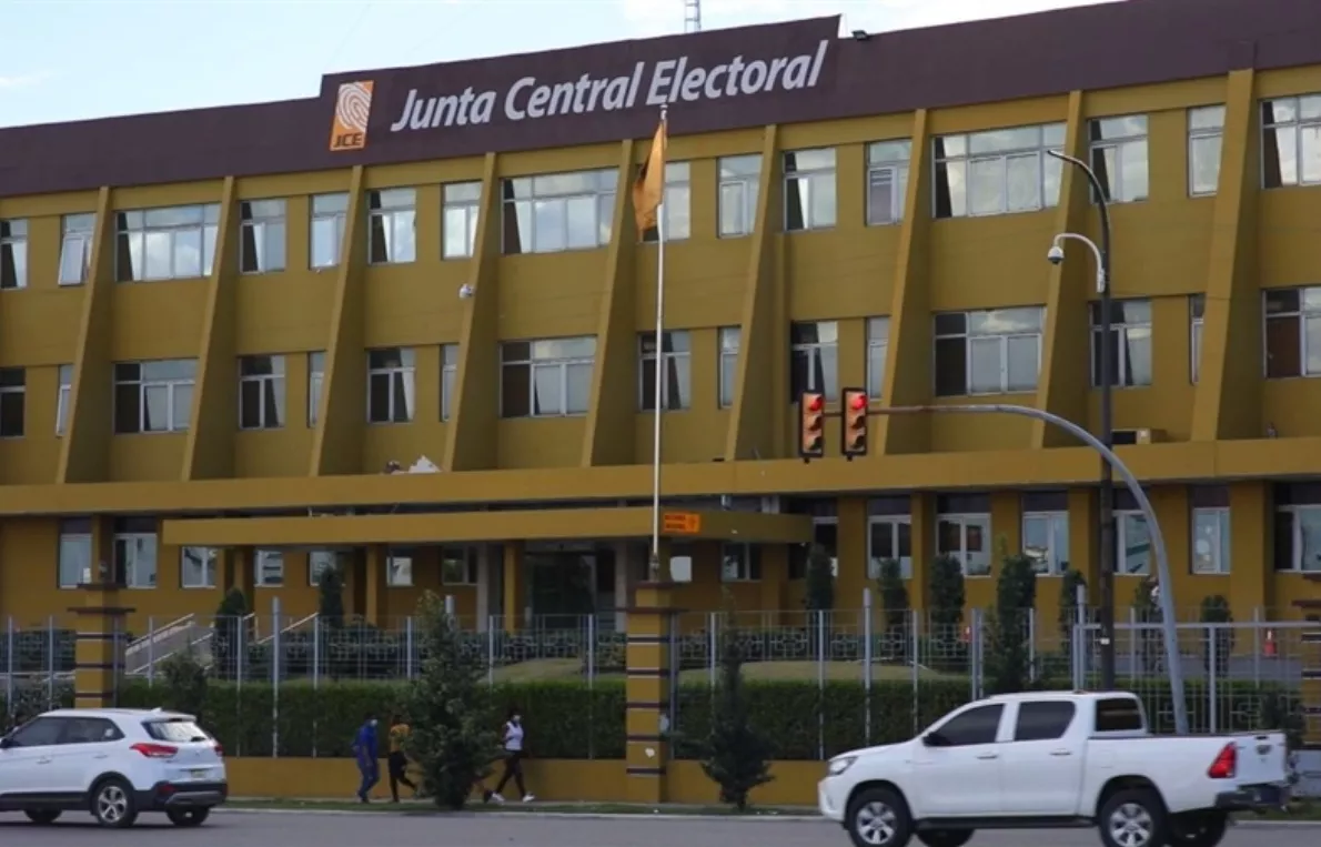 La JCE dictó ayer una resolución qeu regula la participación de funcionarios en campaña.