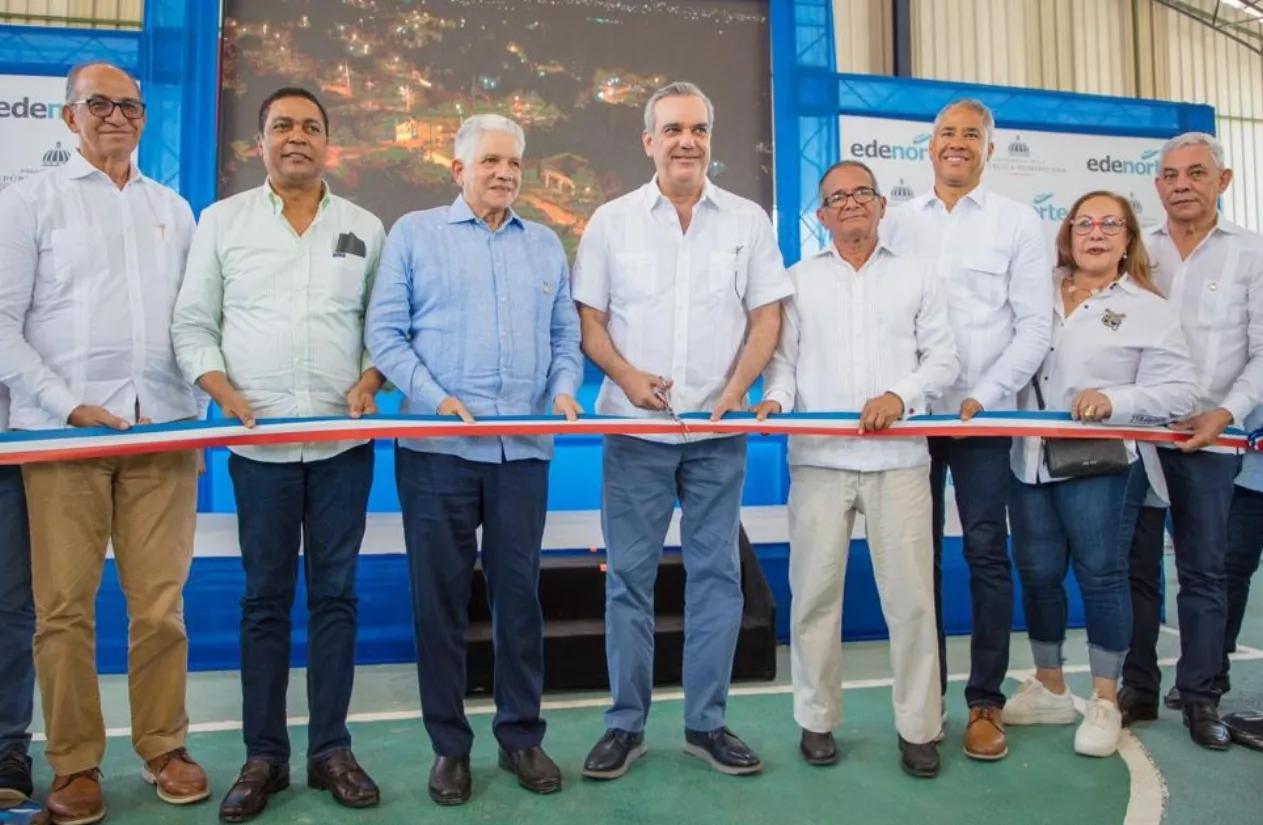 Presidente en la entrega de  repotenciación de subestación de Navarrete.  fuente externa