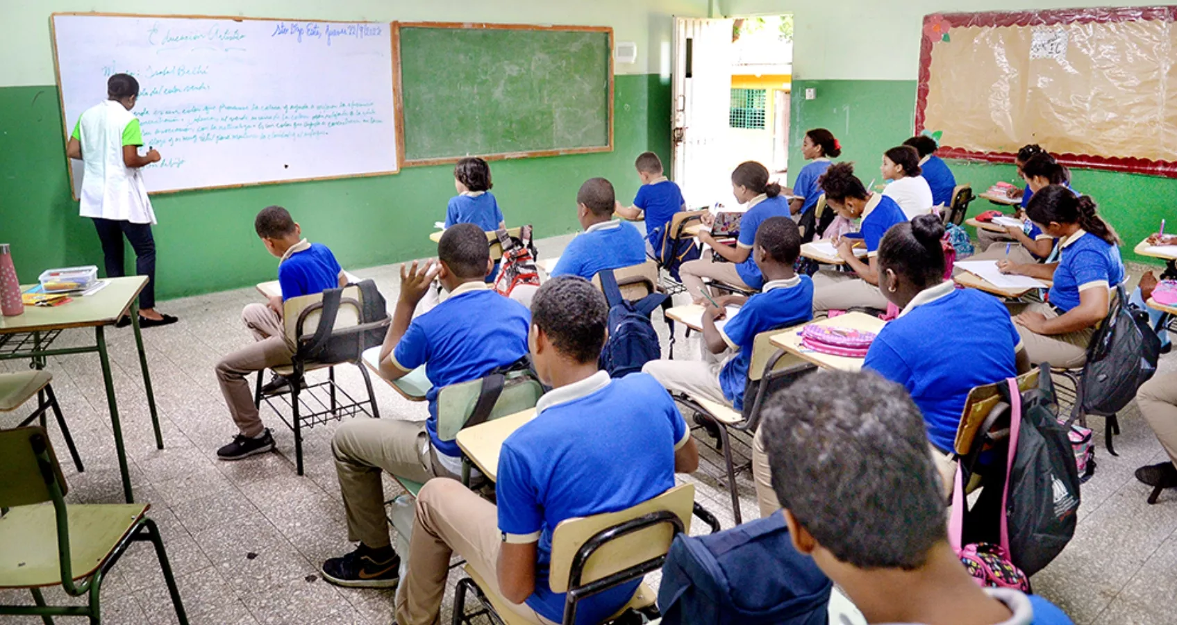 Estudiantes del sector público recibiendo docencia.  AGENCIA FOTO