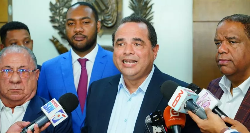 El PLD, la FP y el PRD depositaron una petición en la JCE.