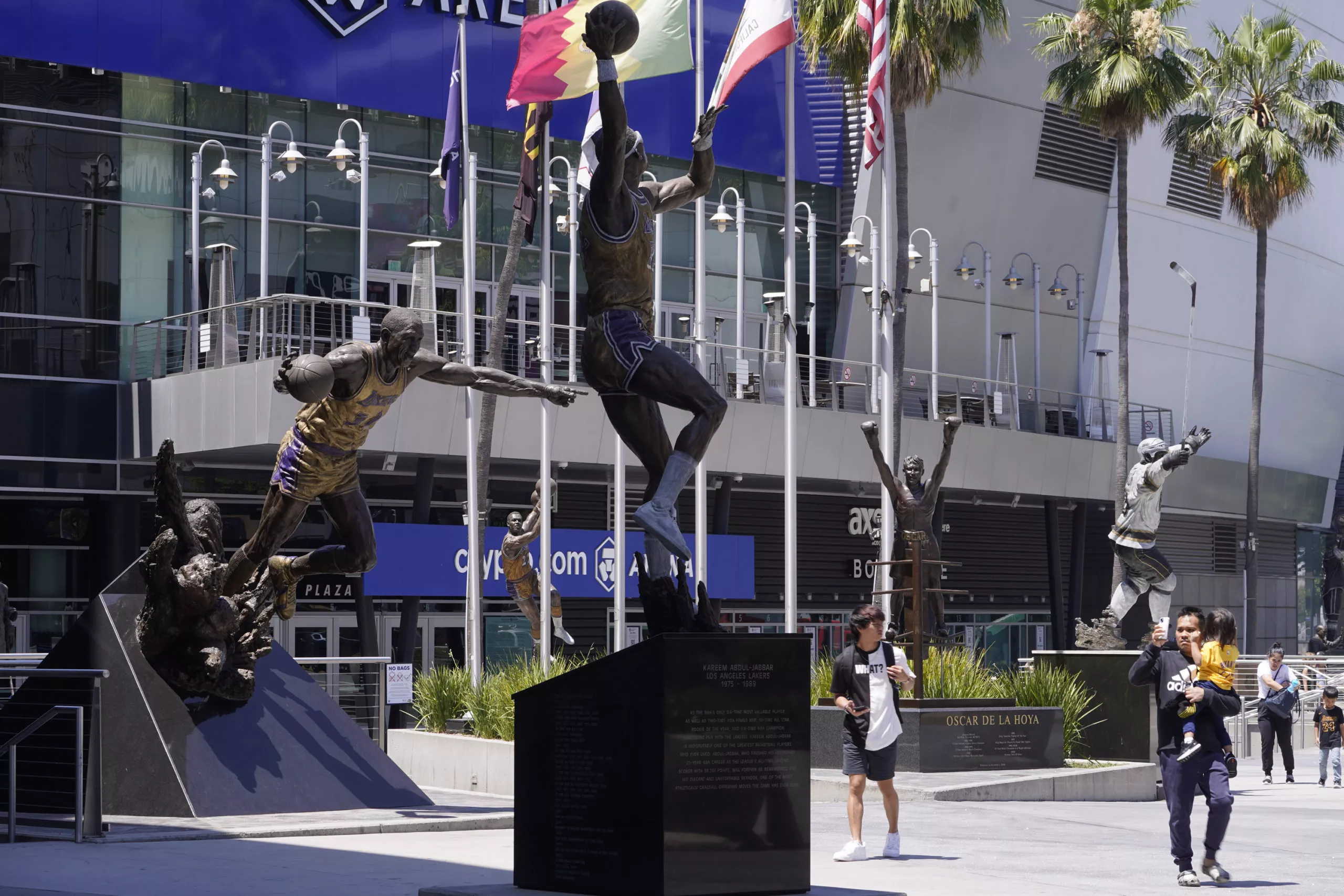 Lakers Bryant Statue Basketball