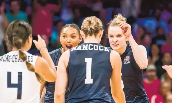 Jugadoras de los Estados Unidos celebran luego de vencer a República Dominicana.