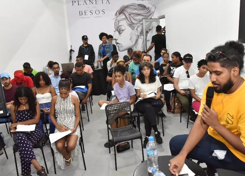Espacios bajo techo y climatizados, repletos de estudiantes.