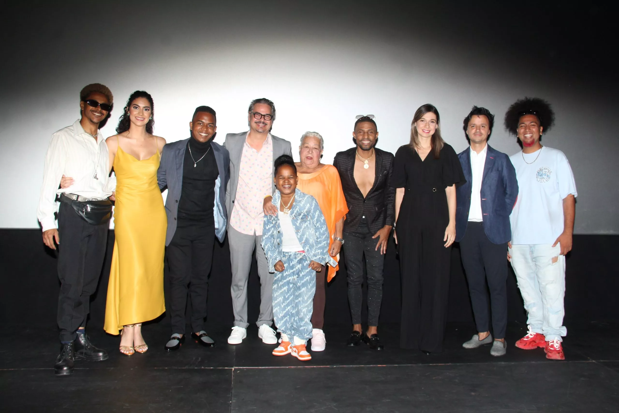 Elenco de actores de Malos Padres junto a Marianna Vargas directora de DGCINE