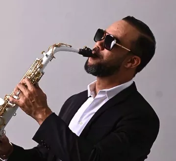 Frandy Sax es reconocido por tocar el saxofón.