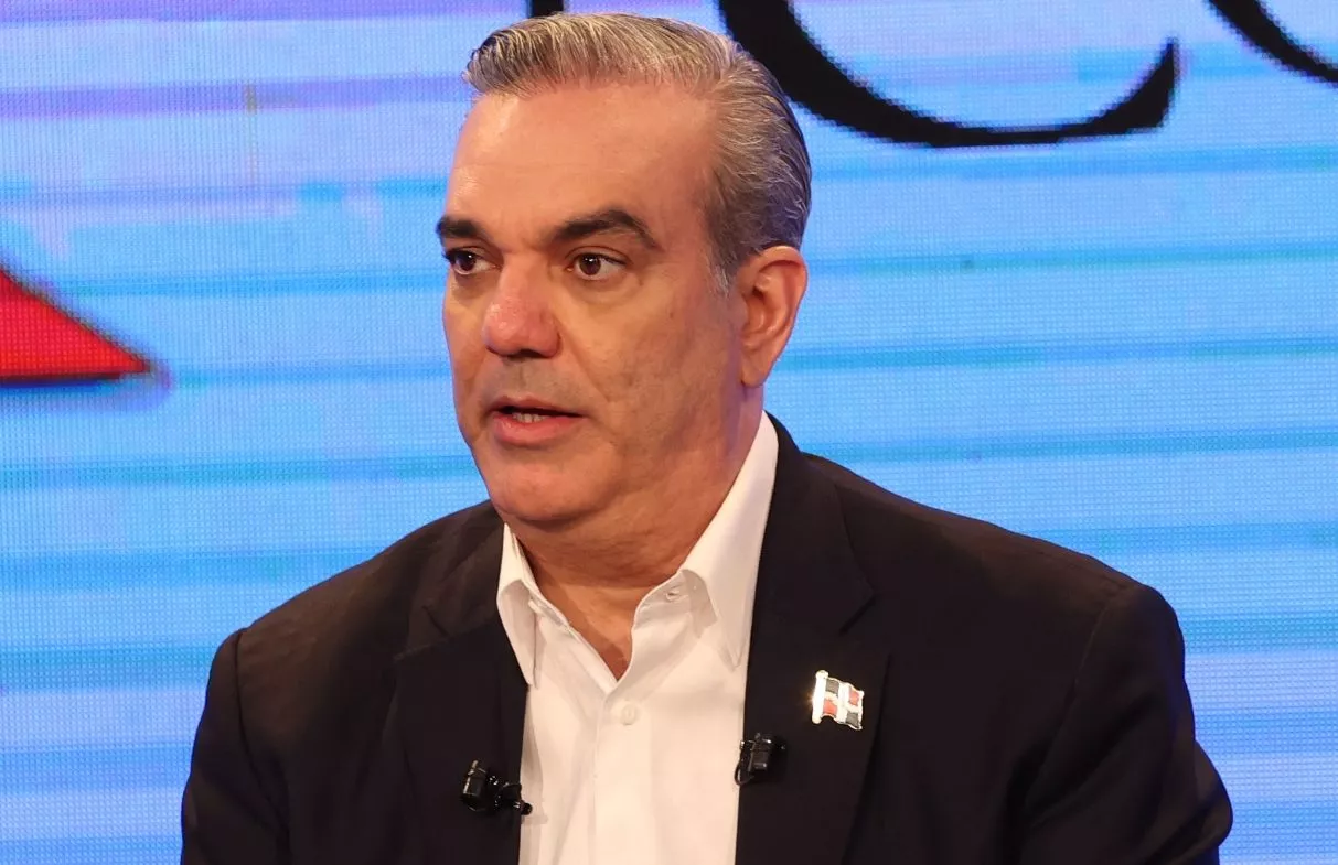 Abinader  respondió las preguntas de los periodistas durante dos horas.  josé de león
