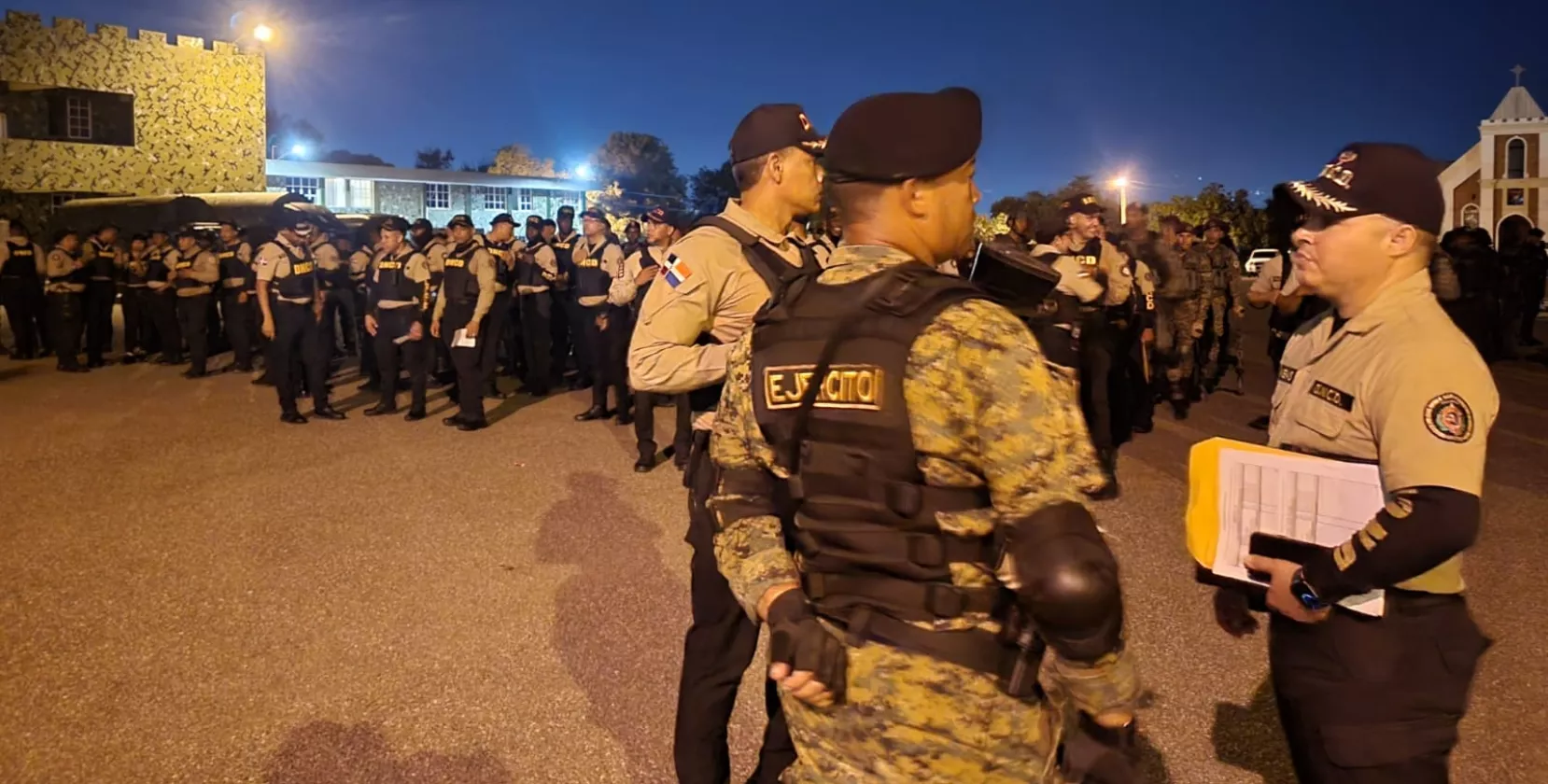 Decenas de agentes de la Policía, DNCD y el Ejército Nacional participaron en allanamientos simultáneos.