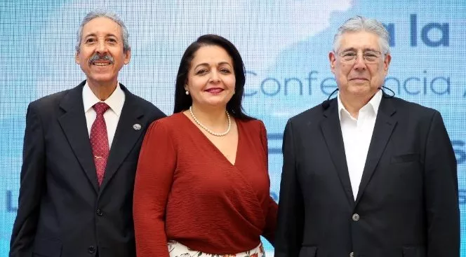 Carlos Alcántara, Clara Fernández y Víctor Manuel del Castillo.