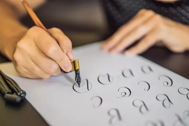 caligrafo-mujer-joven-escribe-frase-papel-blanco-inscribir-letras-decoradas-ornamentales-caligrafia-diseno-grafico-letras-concepto-creacion-escritura-mano_247622-23236