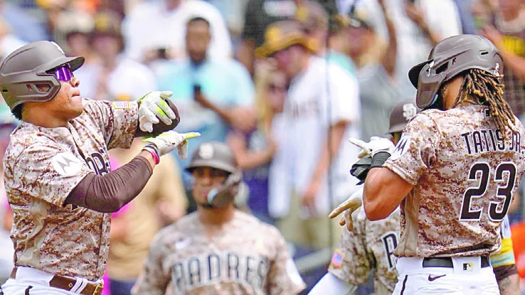 Juan Soto  recibido por Fernando Tatis luego de pegar cuadrangular en partido de  ayer. Ap