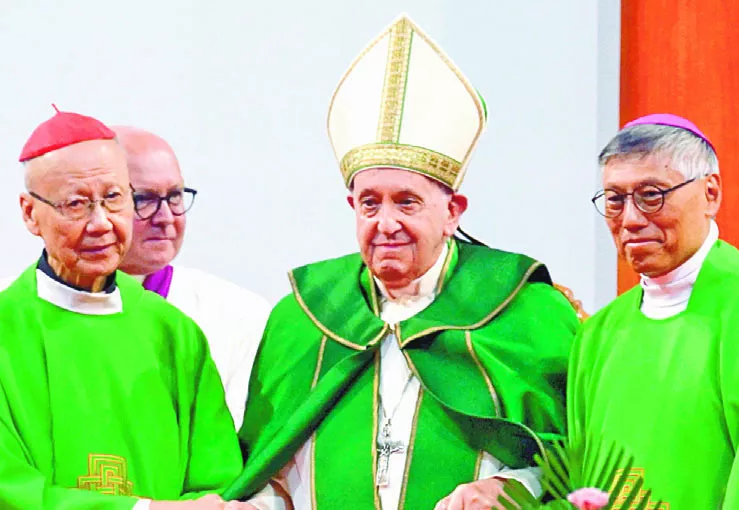 El papa Francisco, durante la  la misa,  bendijo a todos los   católicos asistentes de Mongolia. efe