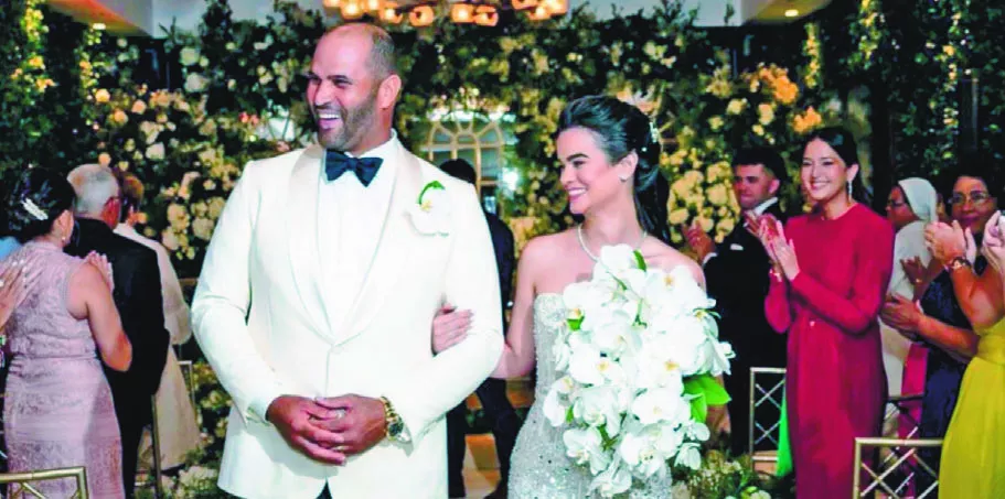 Albert Pujols y Nicole Fernández, caminan felices, luego de darse el sí quiero, el pasado sábado en una ceremonia íntima en compañía de familiares y amigos.