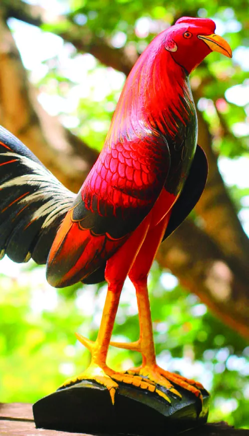 Gallo de madera, de artesanía Puello,  en San Cristóbal.