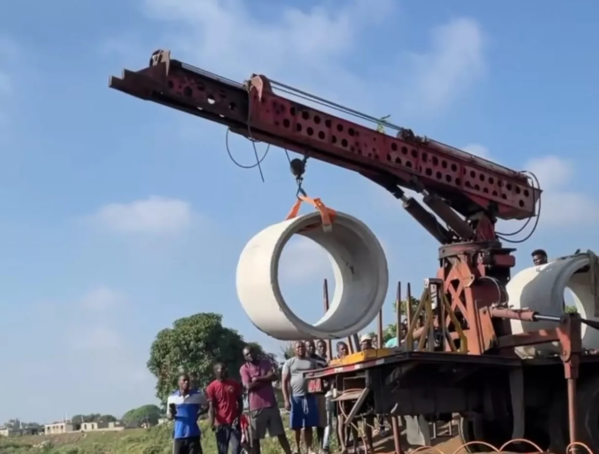 Las alcantarillas de hormigón fueron retiradas del canal, pero activan para instalarlas.