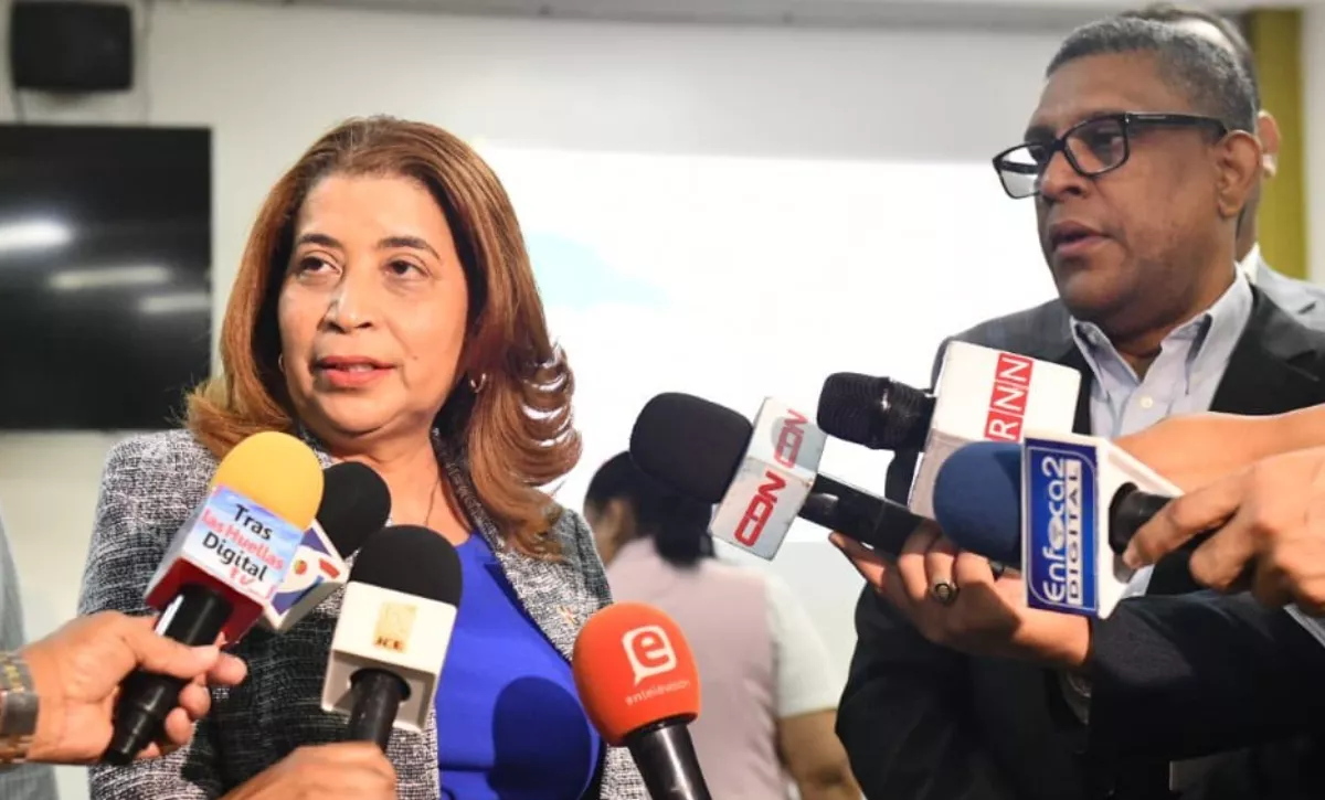 Dolores Fernández, miembro del Pleno de la Junta  y Johnny Rivera, director   Informática.