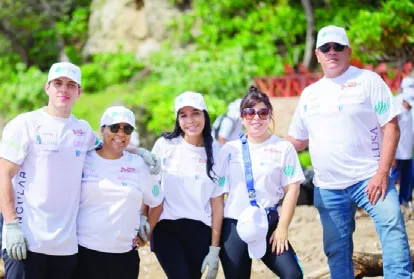 Ejecutivos de la empresa, durante la jornada de limpieza.