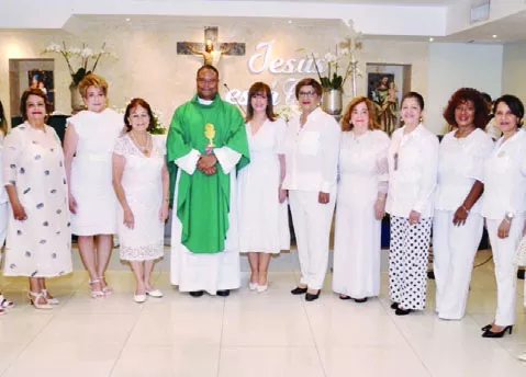 Yanira Fondeur, al centro junto a damas de la directiva, en la eucaristía.