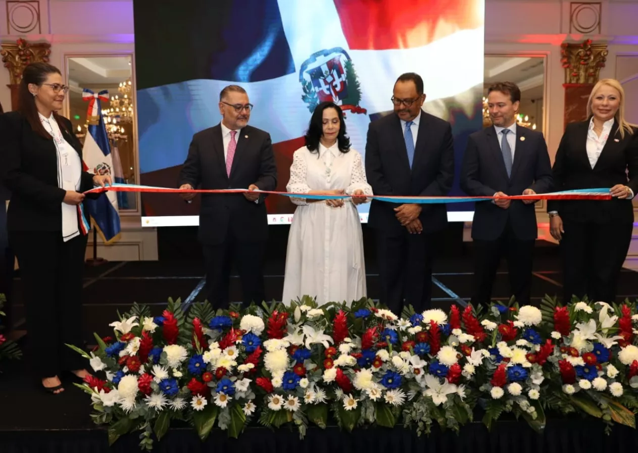 Autoridades dominicanas y guatemaltecas durante la  feria que cierra hoy.  fuente externa