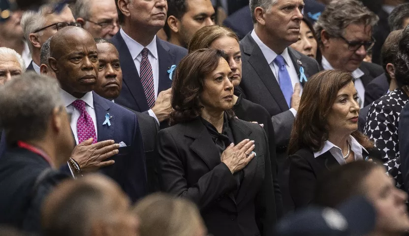La vicepresidenta  Kamala Harris junto al alcalde   Eric Adams.