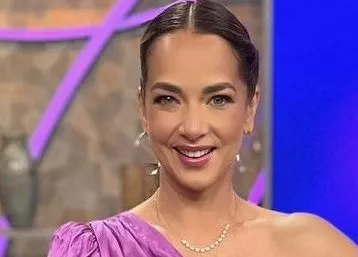 Adamari López anuncia línea de joyería.