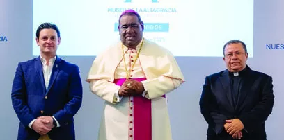 Monseñor Jesús Castro Marte, al centro junto a directivos de la fundación.
