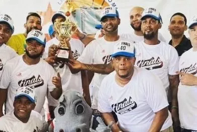 El equipo de la Villa Olímpica festeja luego del triunfo.