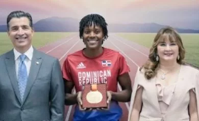 Marileidy Paulino junto a los ejecutivos del Banco Popular