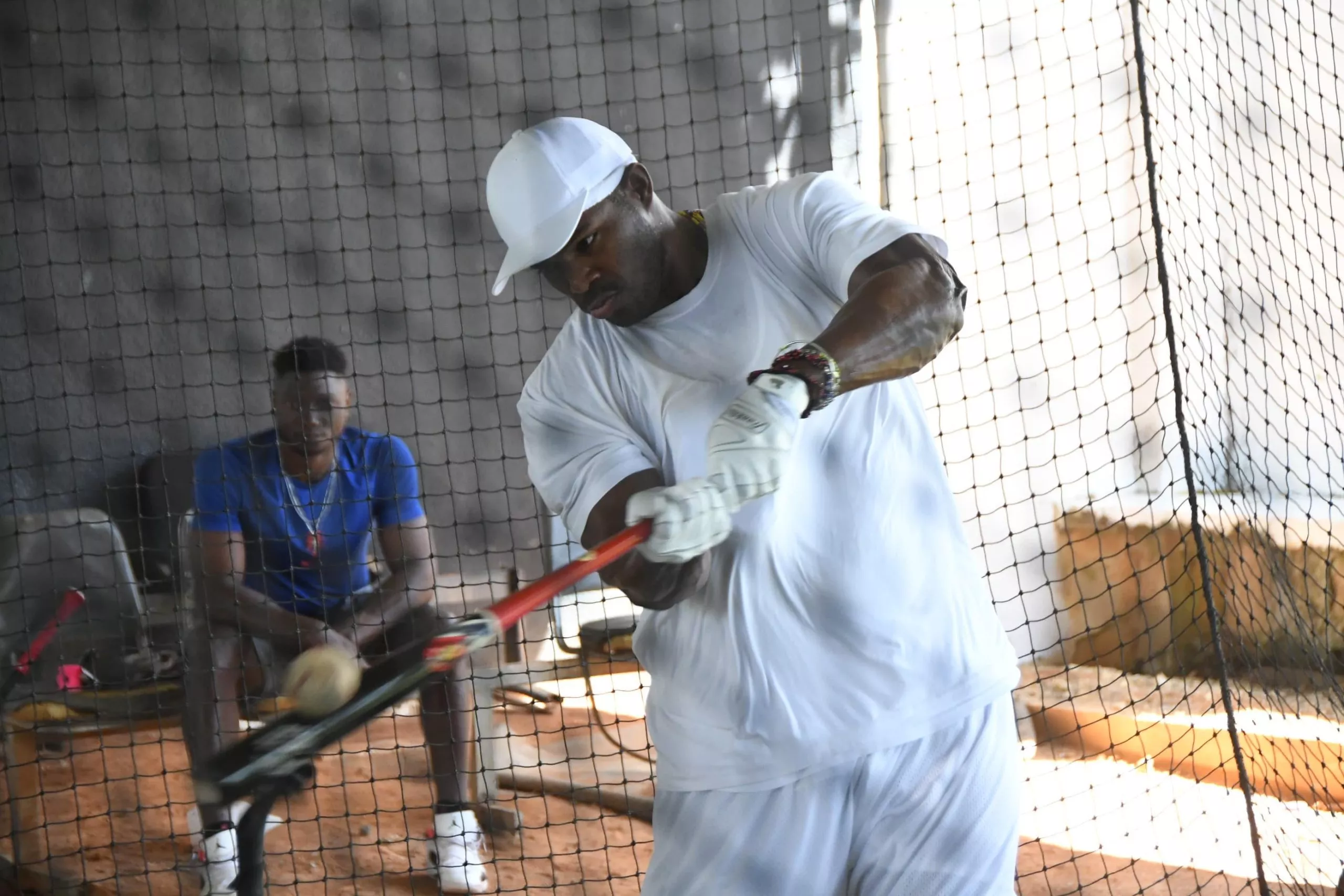 Yasiel Puig hace “swing” en el estadio Tetelo Varga.
