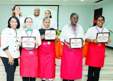 Representantes del festival junto a las ganadoras en las diferentes categorías.