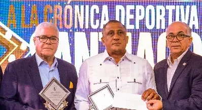 Santana Martínez, narrador y comentarista, es premiado.