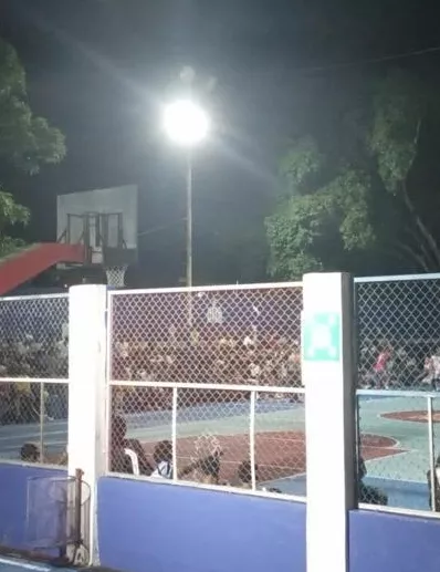 Una cancha que ha sido dotada de iluminación en el DN.