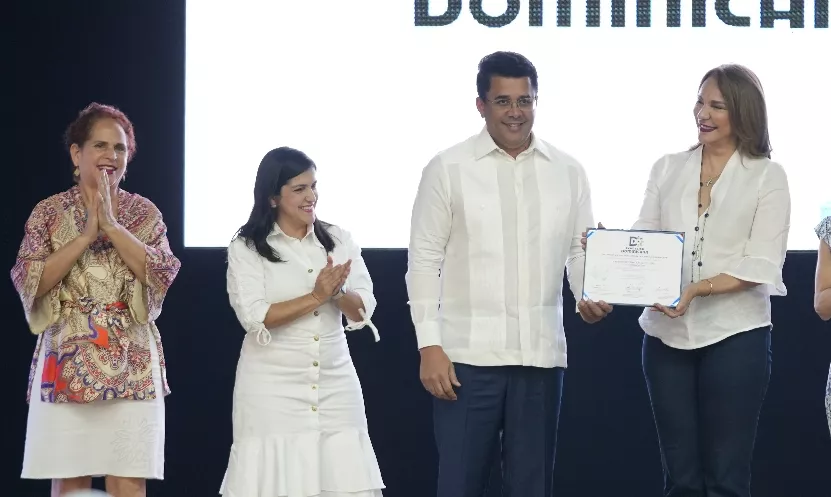 Ángela Hernández, Biviana Riveiro, David Collado  y   la ministra Milagros Germán,  al recibir la certificación.