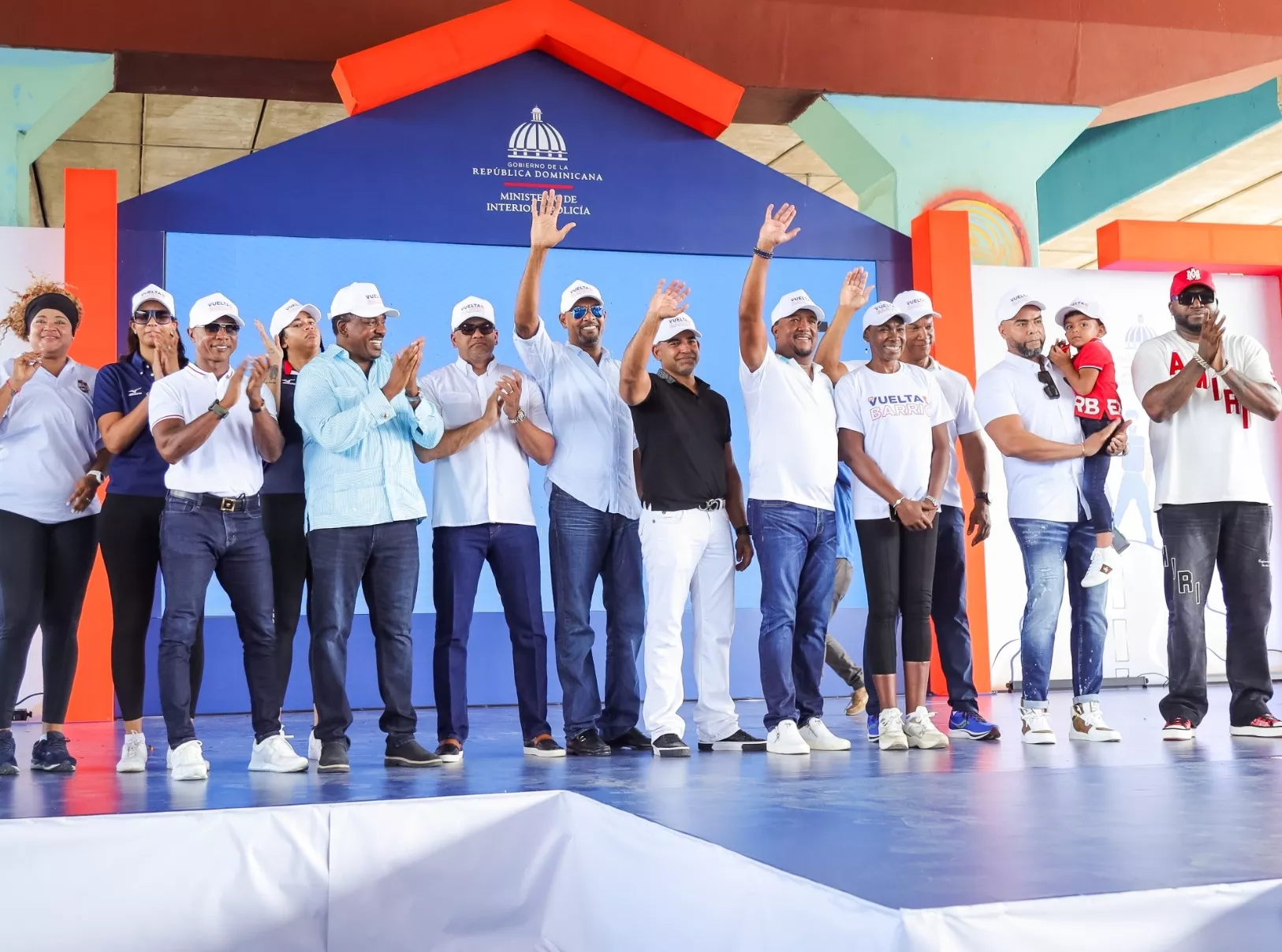 Los ex deportistas que participaron ayer en el evento denominado “De Vuelta al Barrio”, celebrado en Santo Domingo Oeste.