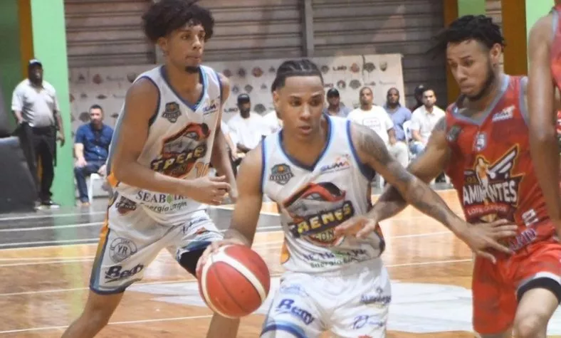 Randy Bautista, avanza  ante la defensa de Luis López.