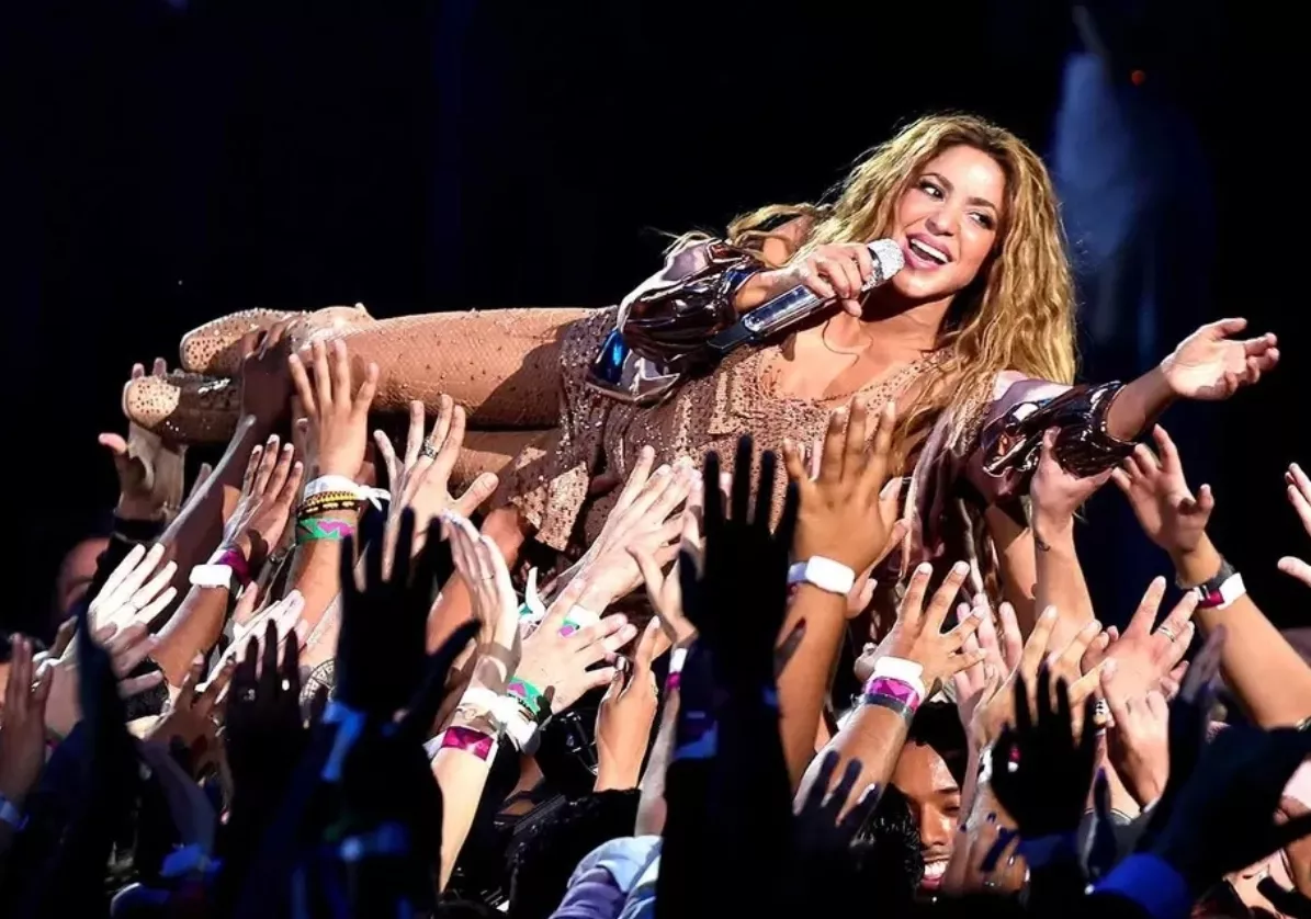 La artista Shakira durante su presentación en los premios VMAs
