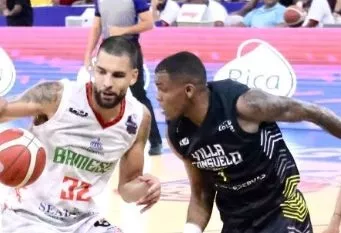 Acción del partido entre Bameso y Rafael Barias.